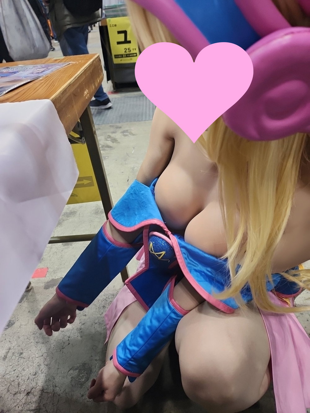 Đi dạo phố cùng em Cosplayer Dark Magician Girl... - Chap 1 - 35